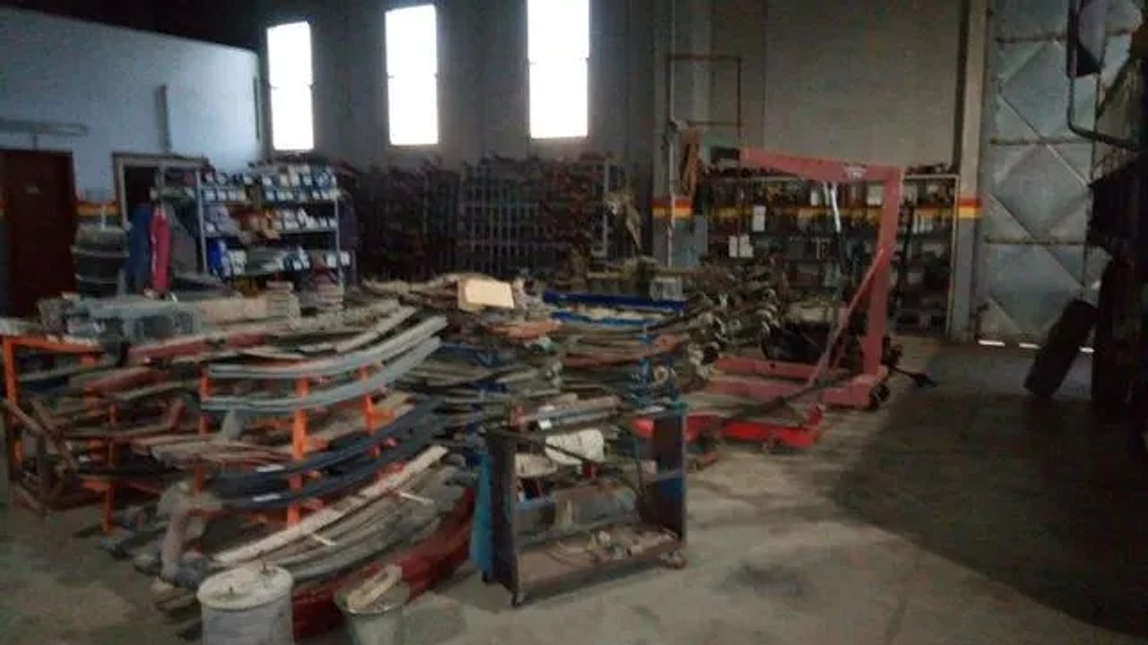 Interno dell'officina con gli attrezzi e le molle a balestra pronte.