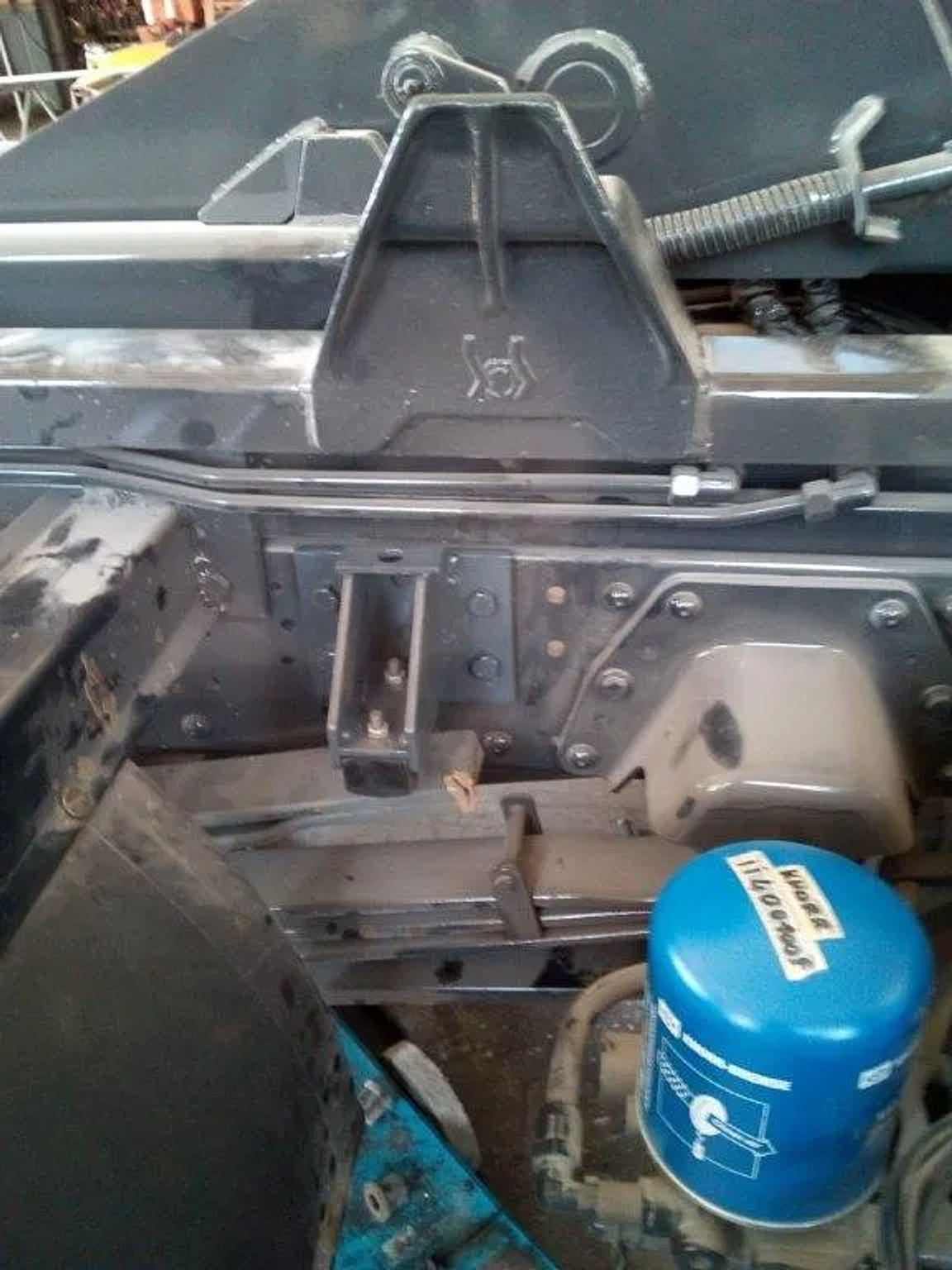 Telaio di un autocarro con il serbatoio dell'aria e l'attacco della sospensione.
