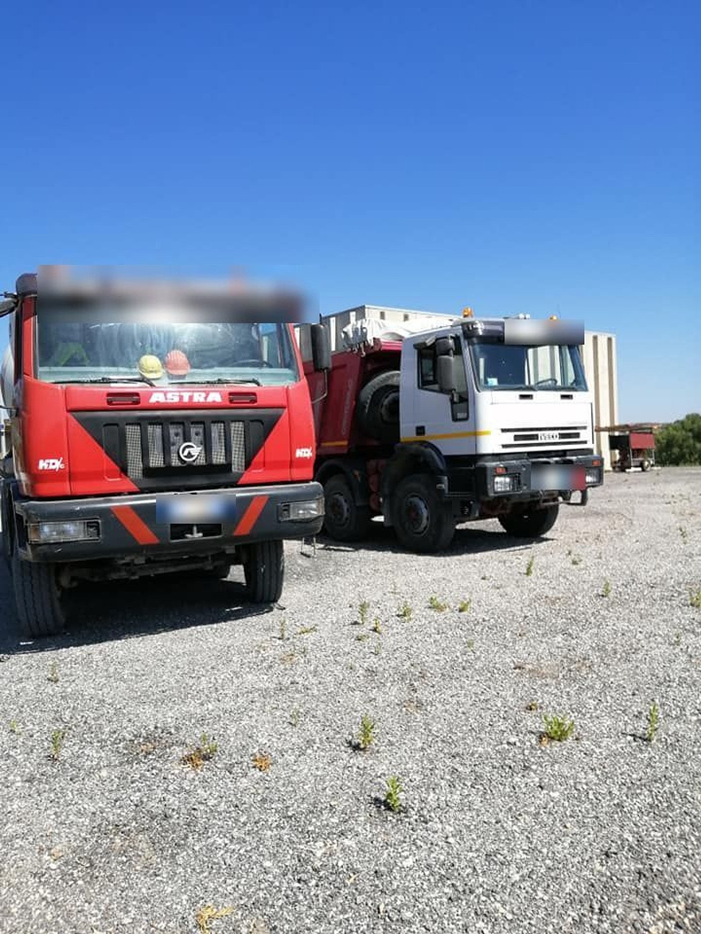 Autocarri parcheggiati davanti all'officina in attesa dell'intervento.