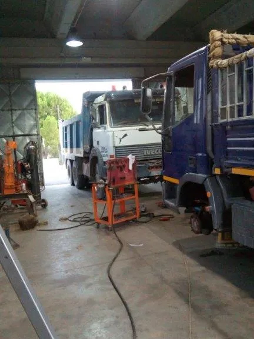 Un mezzo entra dal portone dell'officina per la messa a punto dell'assetto.